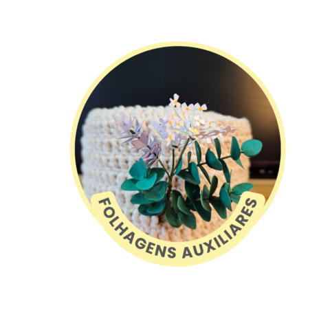 As folhagens auxiliares são elementos essenciais na composição de flores de papel, personalizações e outros projetos de papelaria criativa. Elas são usadas para complementar flores, adicionar volume e criar uma estética mais natural e rica em detalhes. Benefícios de usar folhagens auxiliares: Composição mais realista: Imitam a aparência de arranjos naturais. Volume e textura: Criam profundidade nas peças. Versatilidade: Podem ser usadas em vários tipos de projetos, como buquês, painéis decorativos e lembrancinhas. Customização: Você pode ajustar o tamanho, e o estilo conforme o projeto.